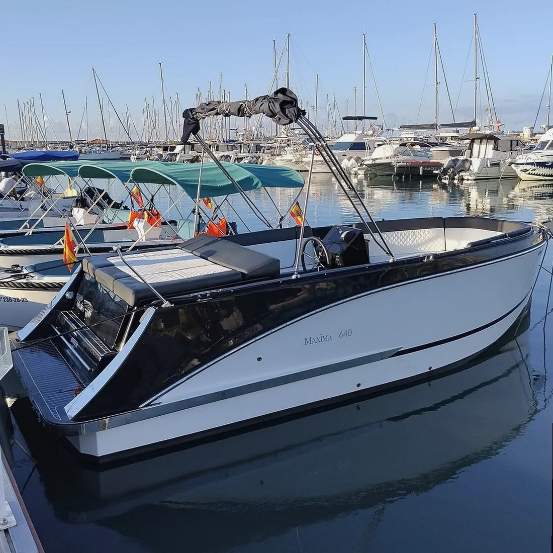 Familia disfrutando de un alquiler de barco en Sant Adrià de Besòs